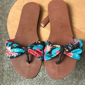 Havaianas Brown with Tropical Flowers Thong Sandals Size 11/12W